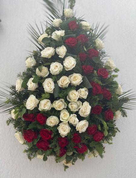 Coroana funerara din trandafiri